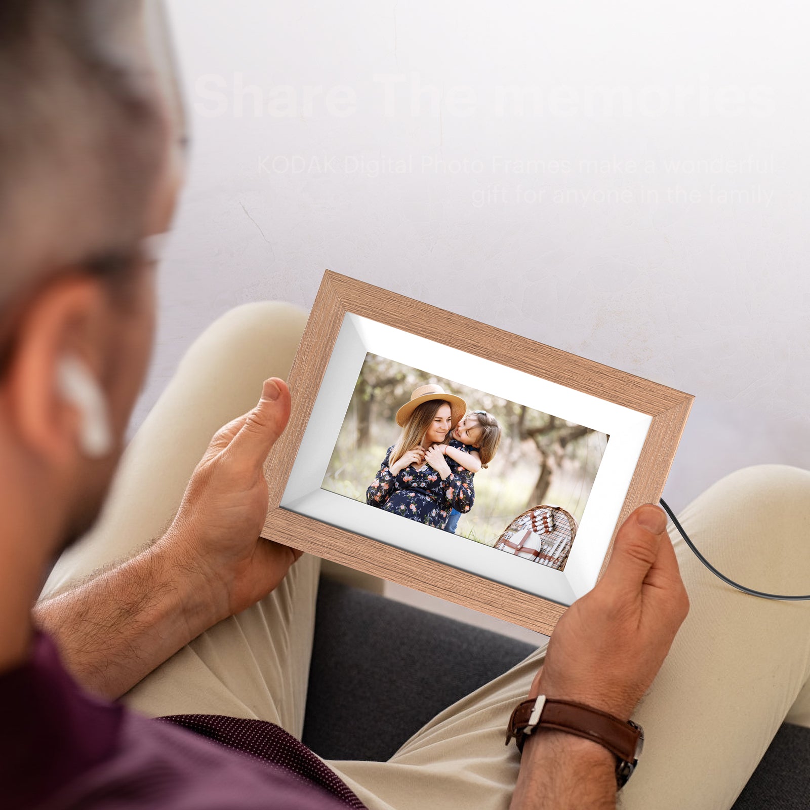 KODAK 7-inch Digital Photo Frame with 32GB Internal Storage, WiFi and auto rotation