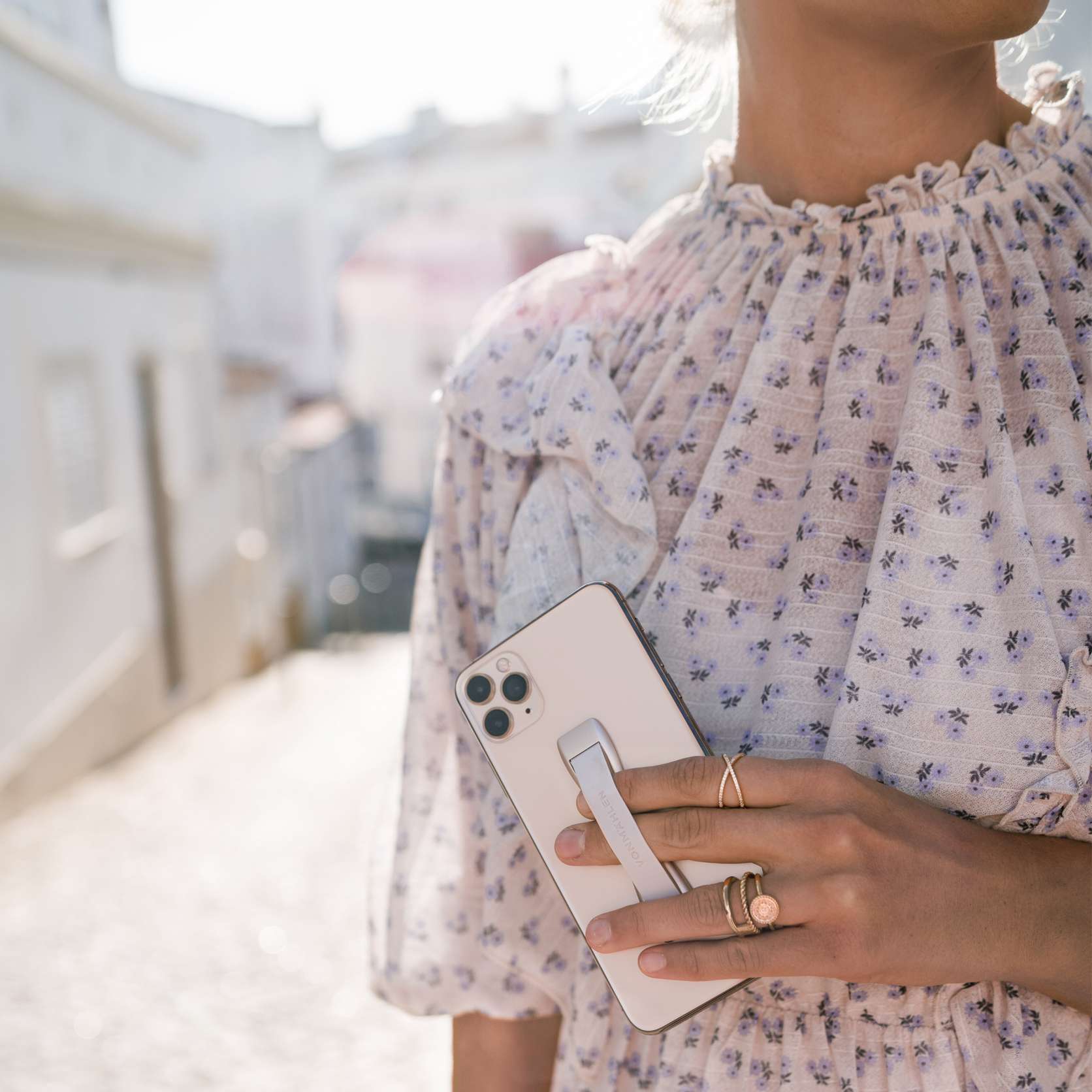 VONMÄHLEN Backbone Secure Minimalist Phone Finger Strap Grip Holder white being held in fingers