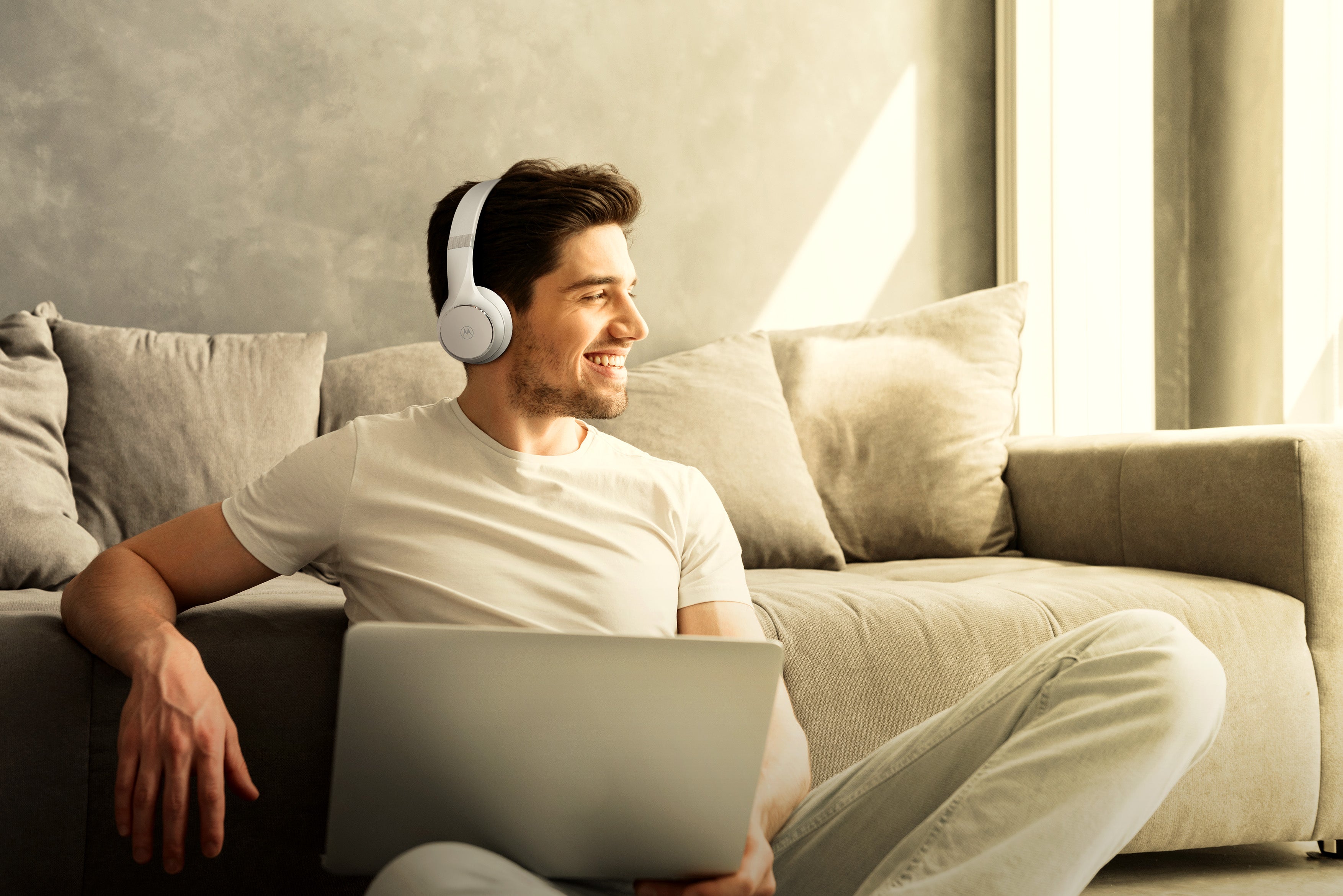 Motorola MOTO XT220 Wireless Over-Ear Foldable Headphones with Dynamic Bass