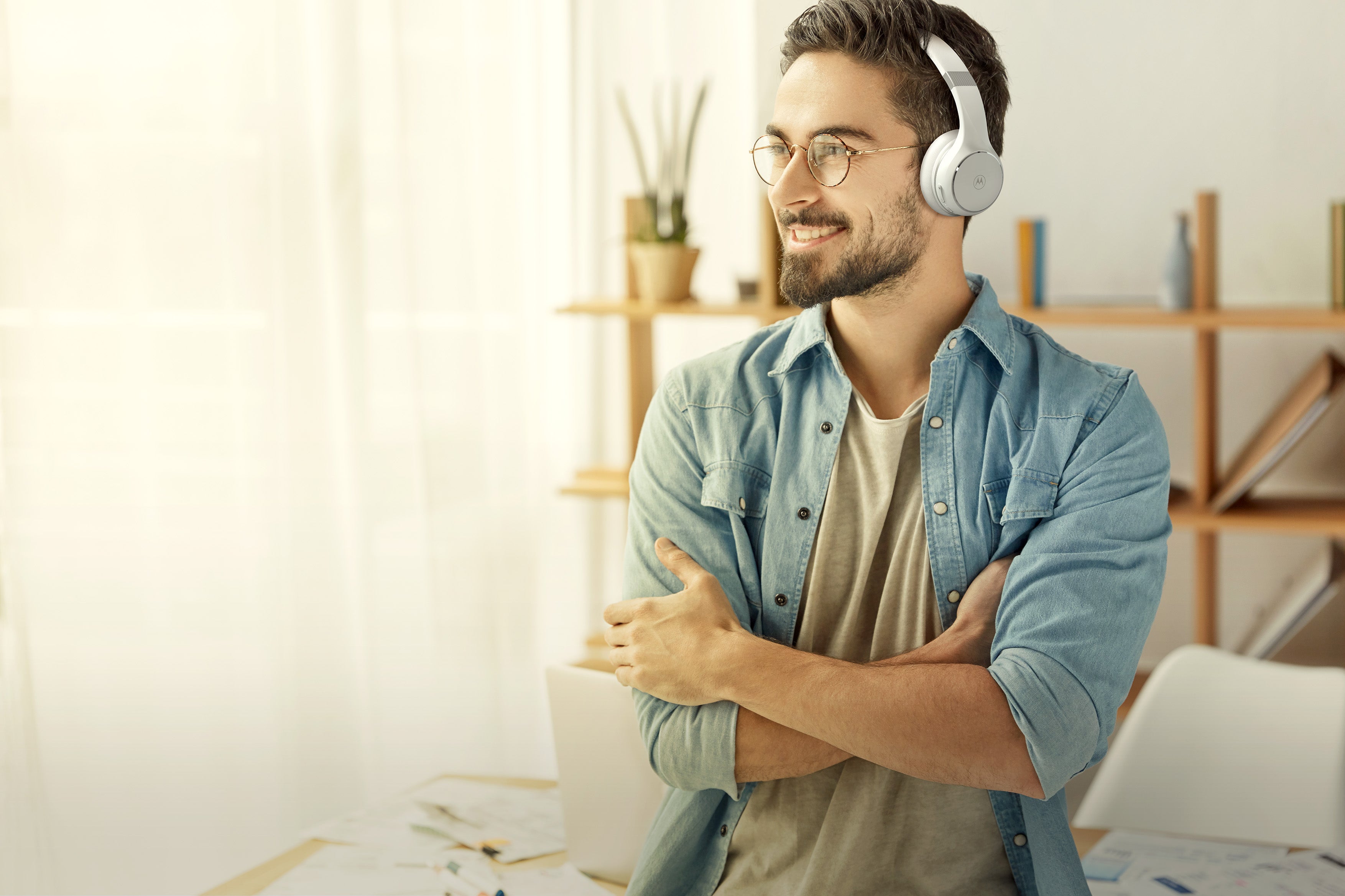 Motorola MOTO XT220 Wireless Over-Ear Foldable Headphones with Dynamic Bass