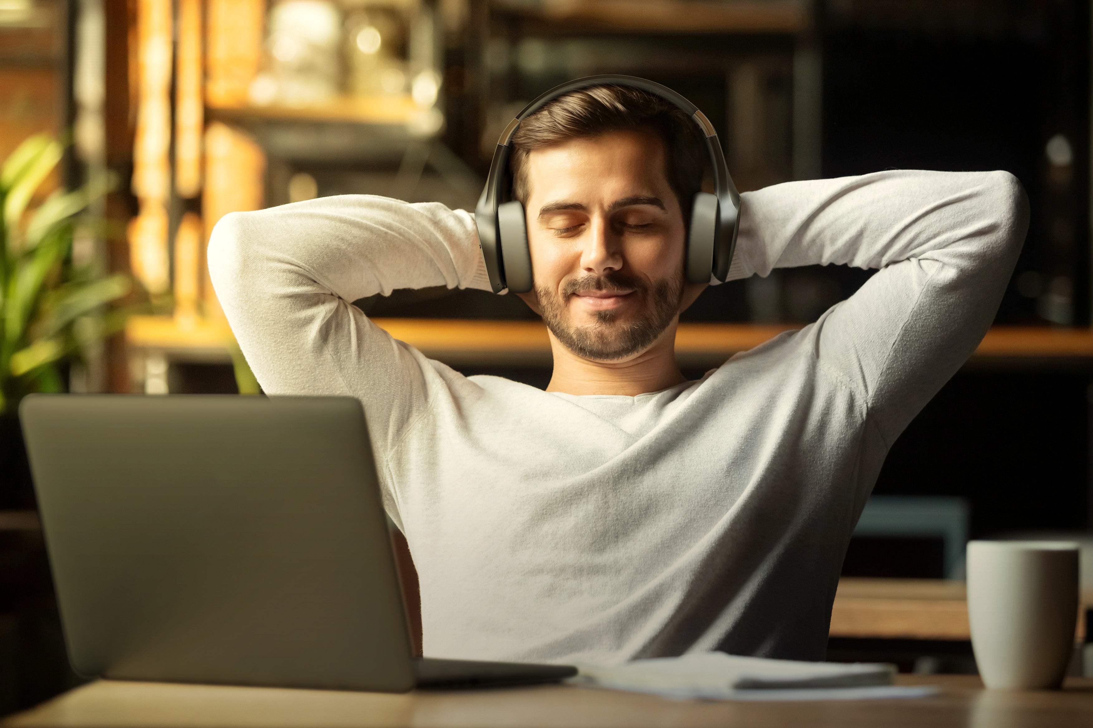 Motorola MOTO XT500+, Stylish Wireless Over-Ear Headphones with Passive Noise Isolation and Powerful Bass